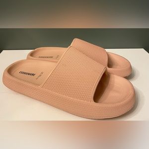 CUSHIONAIRE Women’s Feather pool slide with +Comfort size 9